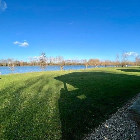 Reeds Lodge, Lake Pochard South Cerney Εξωτερικό φωτογραφία